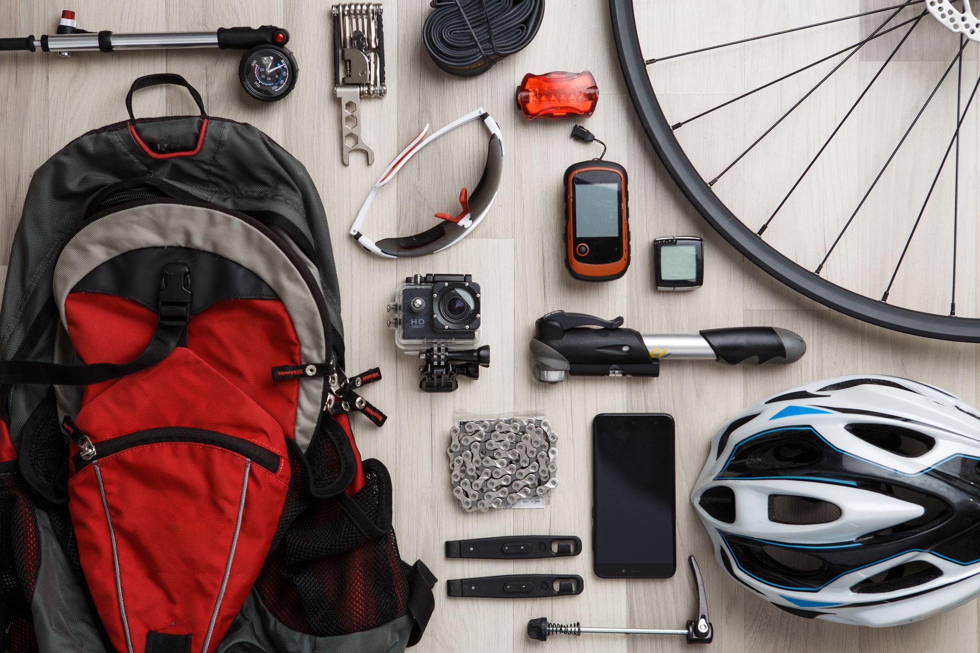 Ensemble d’accessoires de vélo et de randonnée disposés sur une table