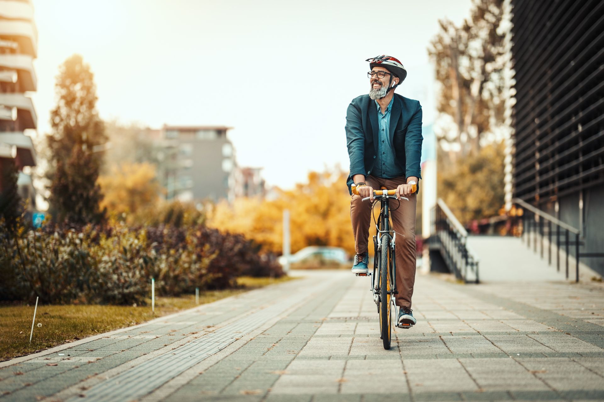 Cycliste roulant sur une piste cyclable en milieu urbain