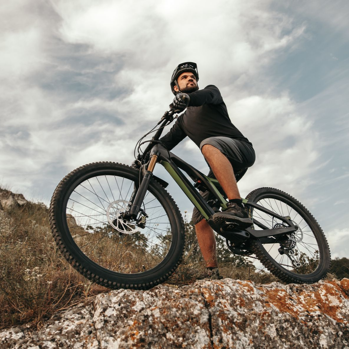 Cycliste en VTT sur un sentier en pleine nature