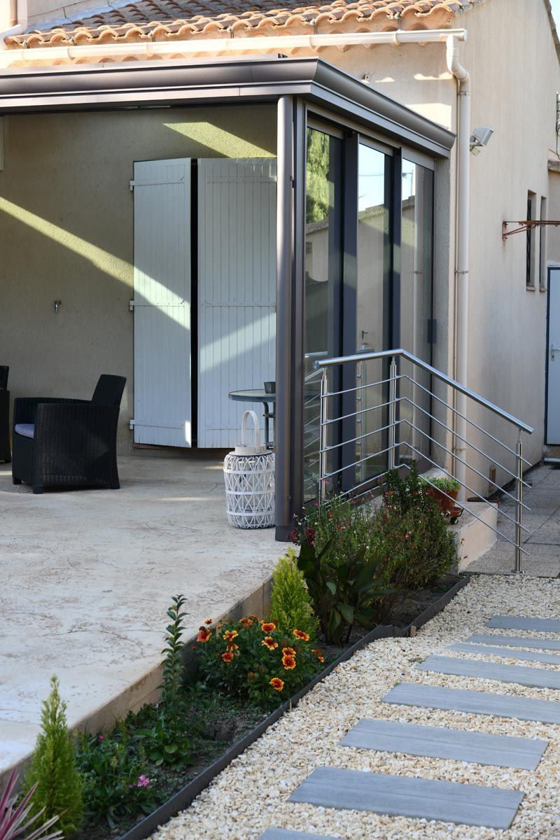 Une véranda ouverte vu de l'extérieur