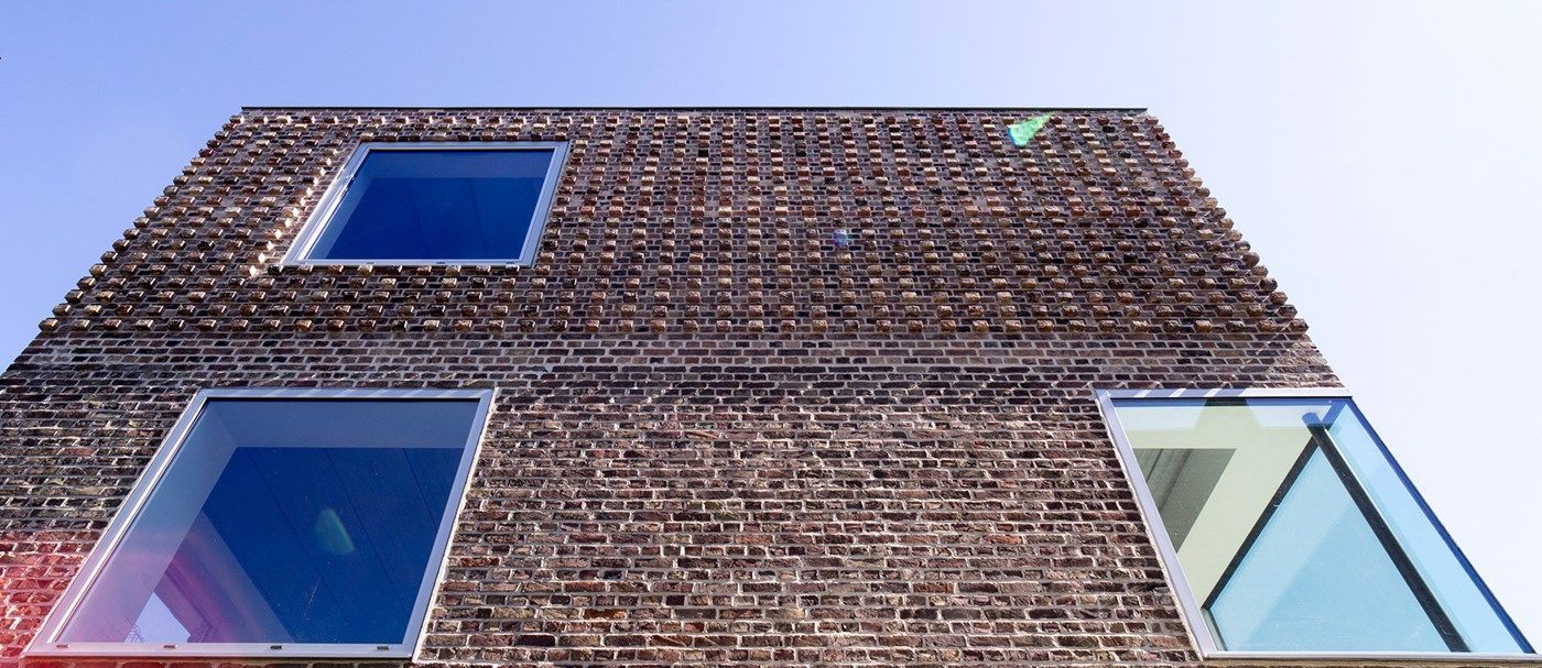 Fenêtres Technal posées sur un immeuble en pierres