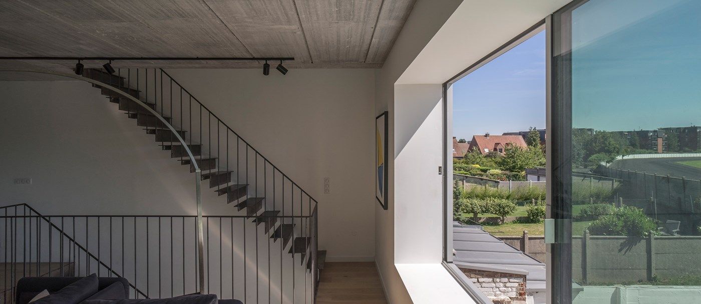 Intérieur d'une maison avec des fenêtres en aluminium