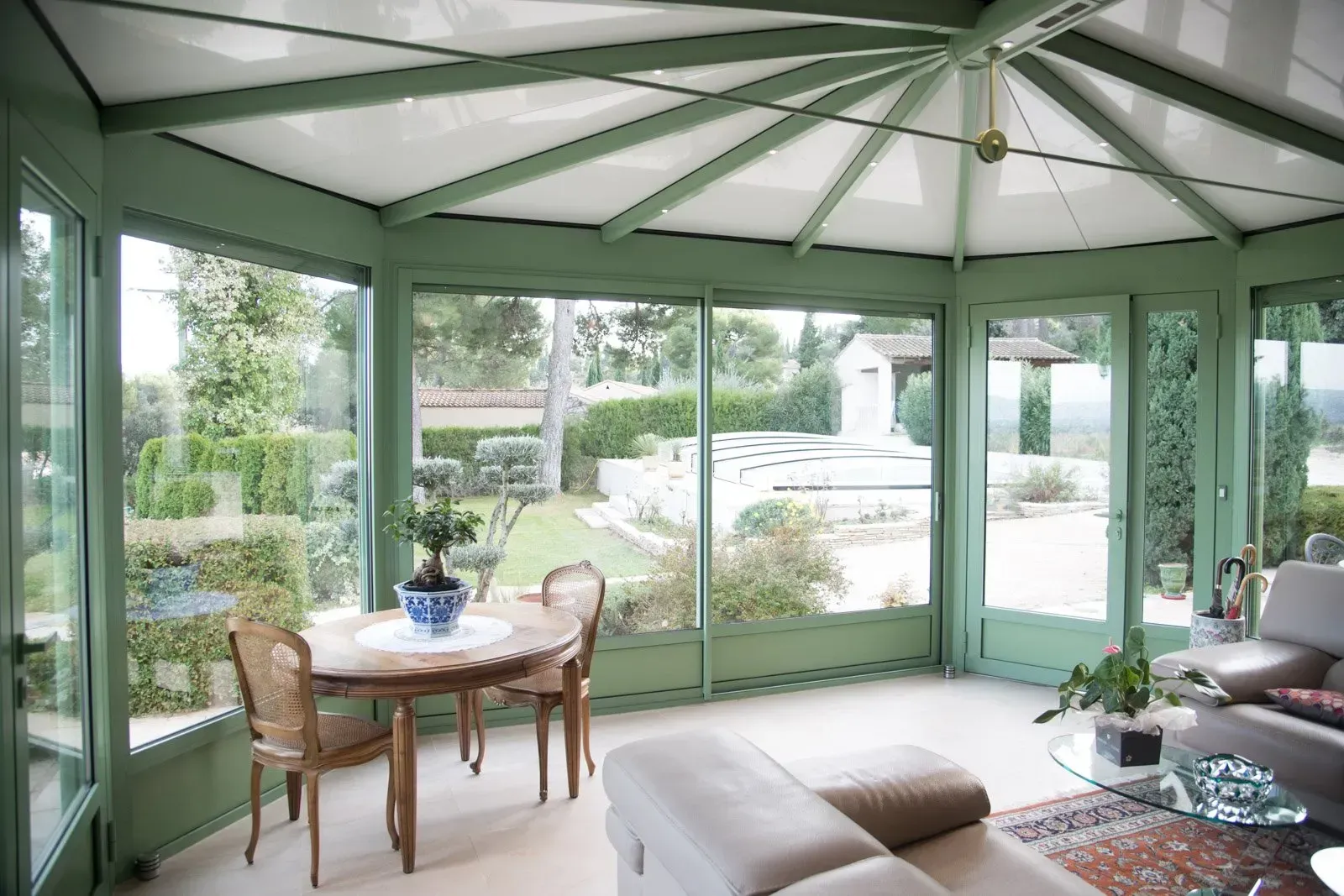 Véranda en aluminium abritant une salle à manger