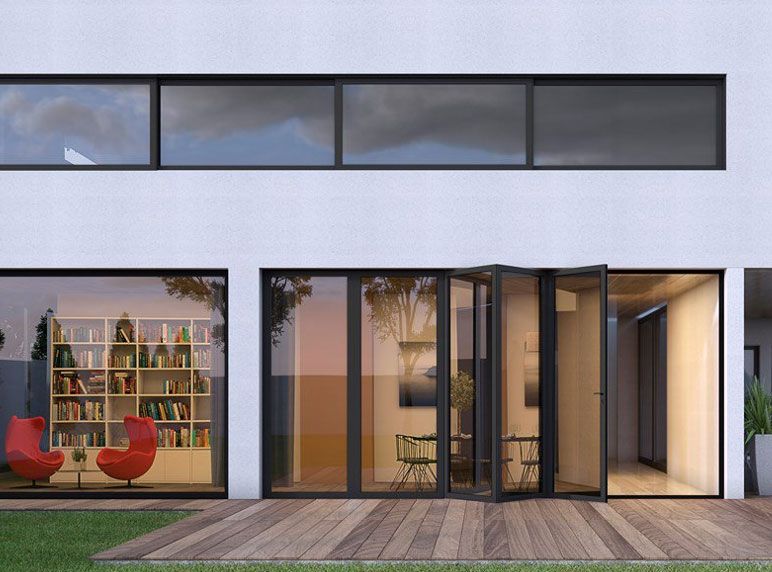 Devanture d'une maison très design avec de la menuiserie en aluminium et une terrasse