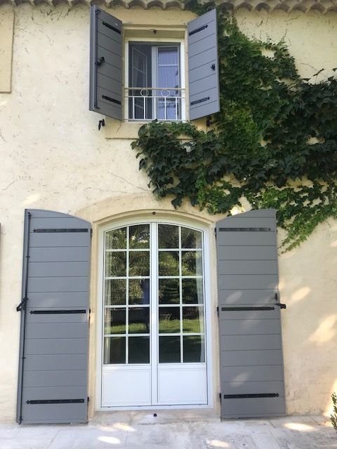 Volets posés sur une porte