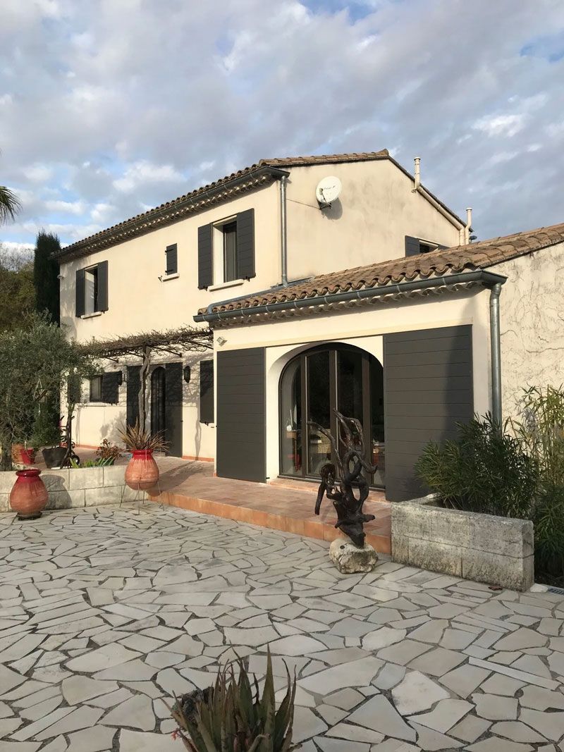 Maison en pierre avec des volets battants