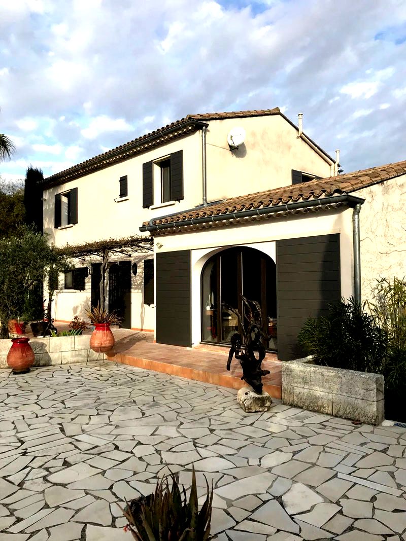 Maison neuve avec des volets anthracites
