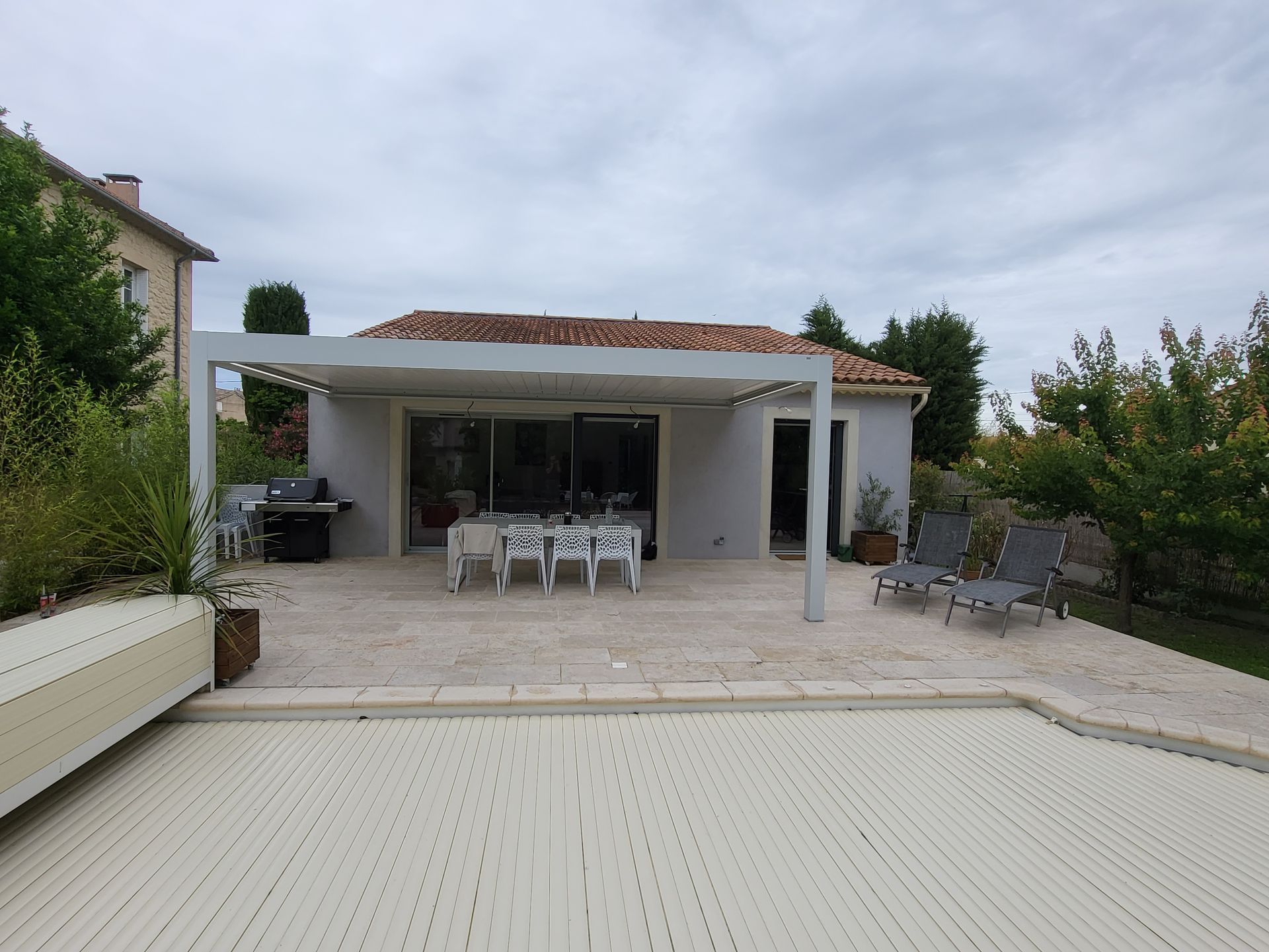 Pergola bioclimatique lames orientables adossée 2 poteaux