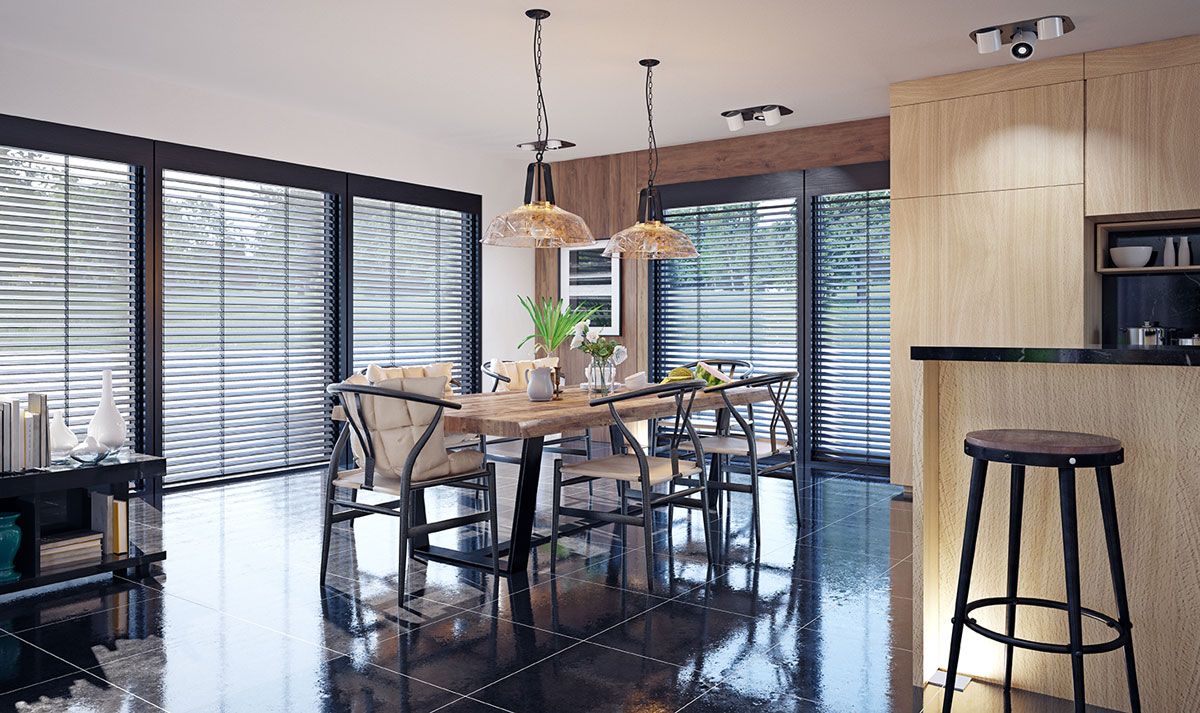 Salon d'une maison avec des stores intérieurs aux fenêtres