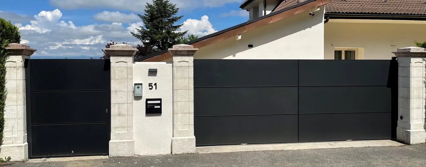 Portail motorisé assorti à la façade