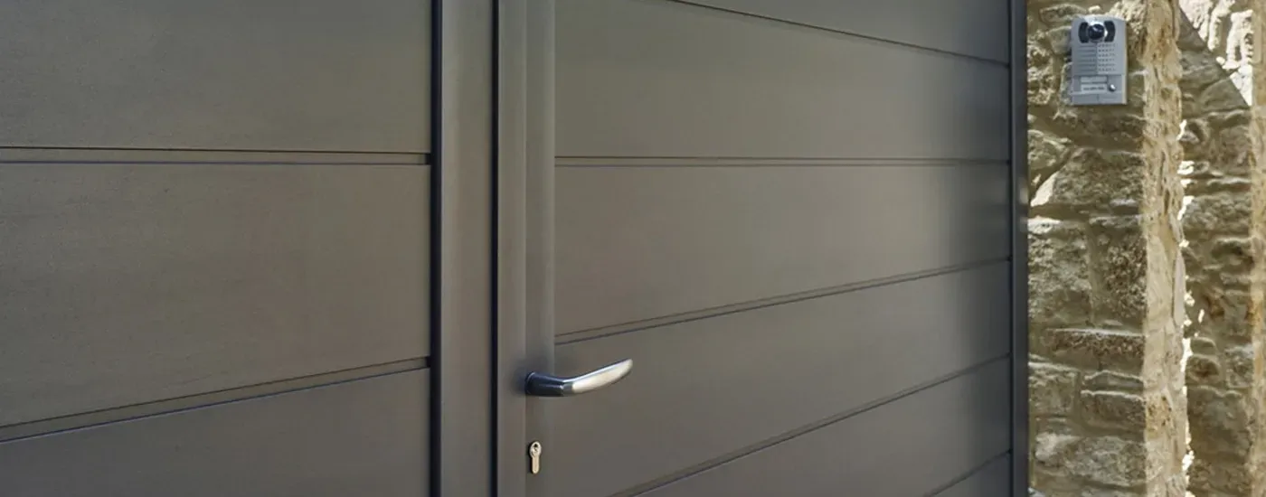 Gros plan sur un portail battant en alu