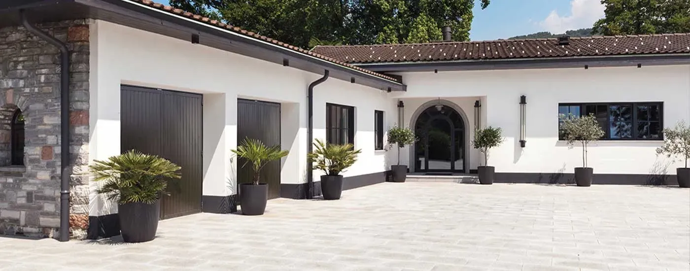 Maison avec portes de garage