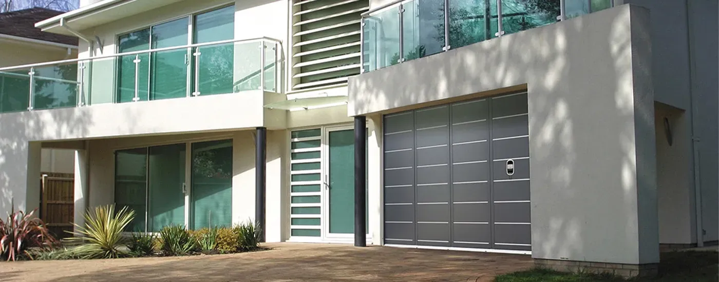 Maison avec porte de garage coulissante