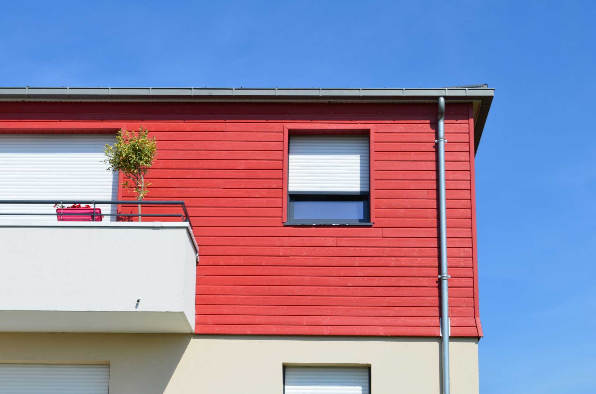 Intérieur d'un salon design avec mur en pierre et fenêtre en aluminium