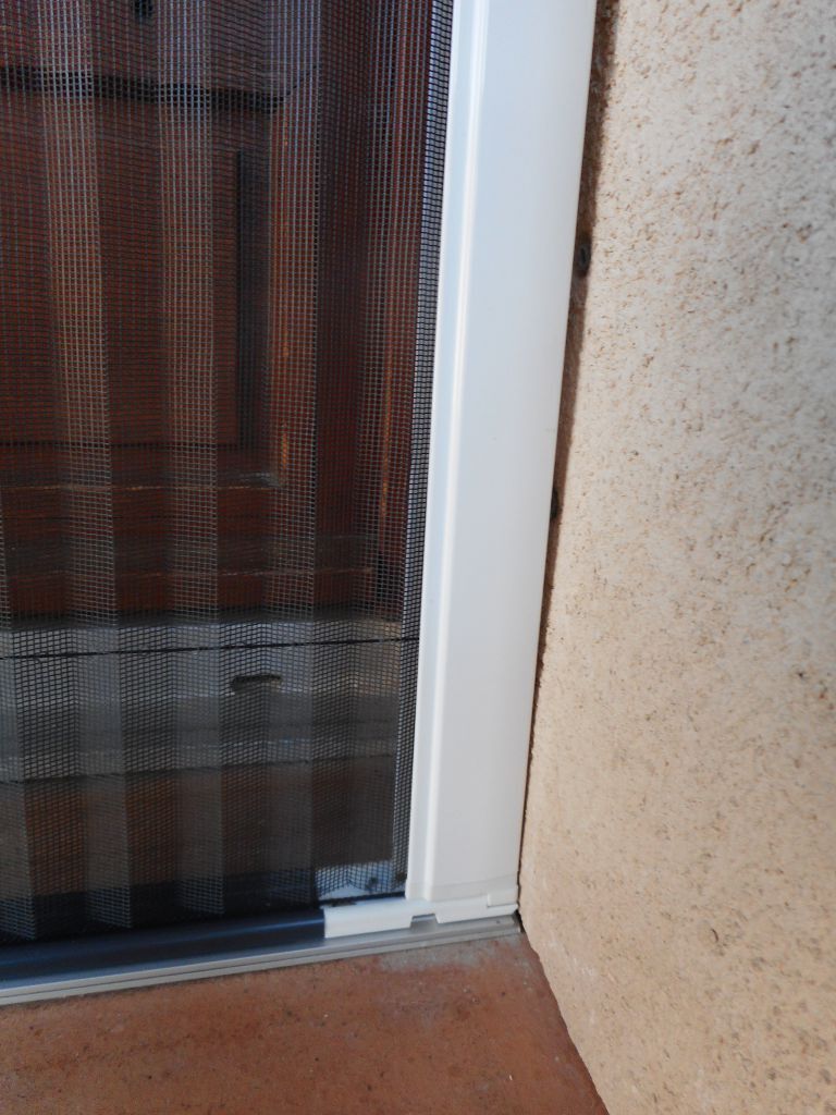 Une moustiquaire montée sur une fenêtre