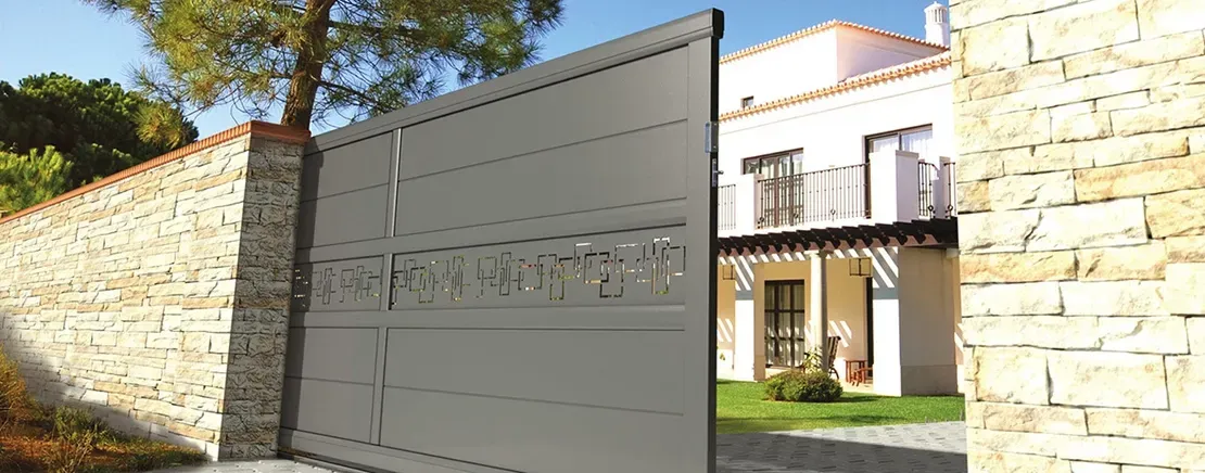 Portail coulissant contemporaine en alu