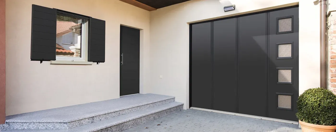 Maison avec porte de garage battante