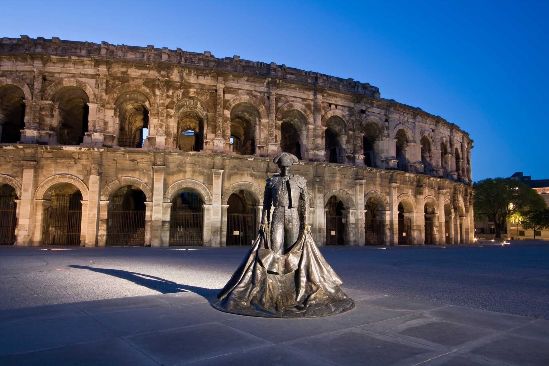 Arène de Nîmes avec statue de nuit