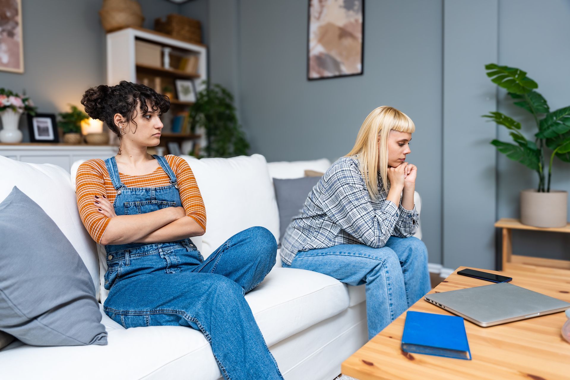 Deux femmes en couple en conflit