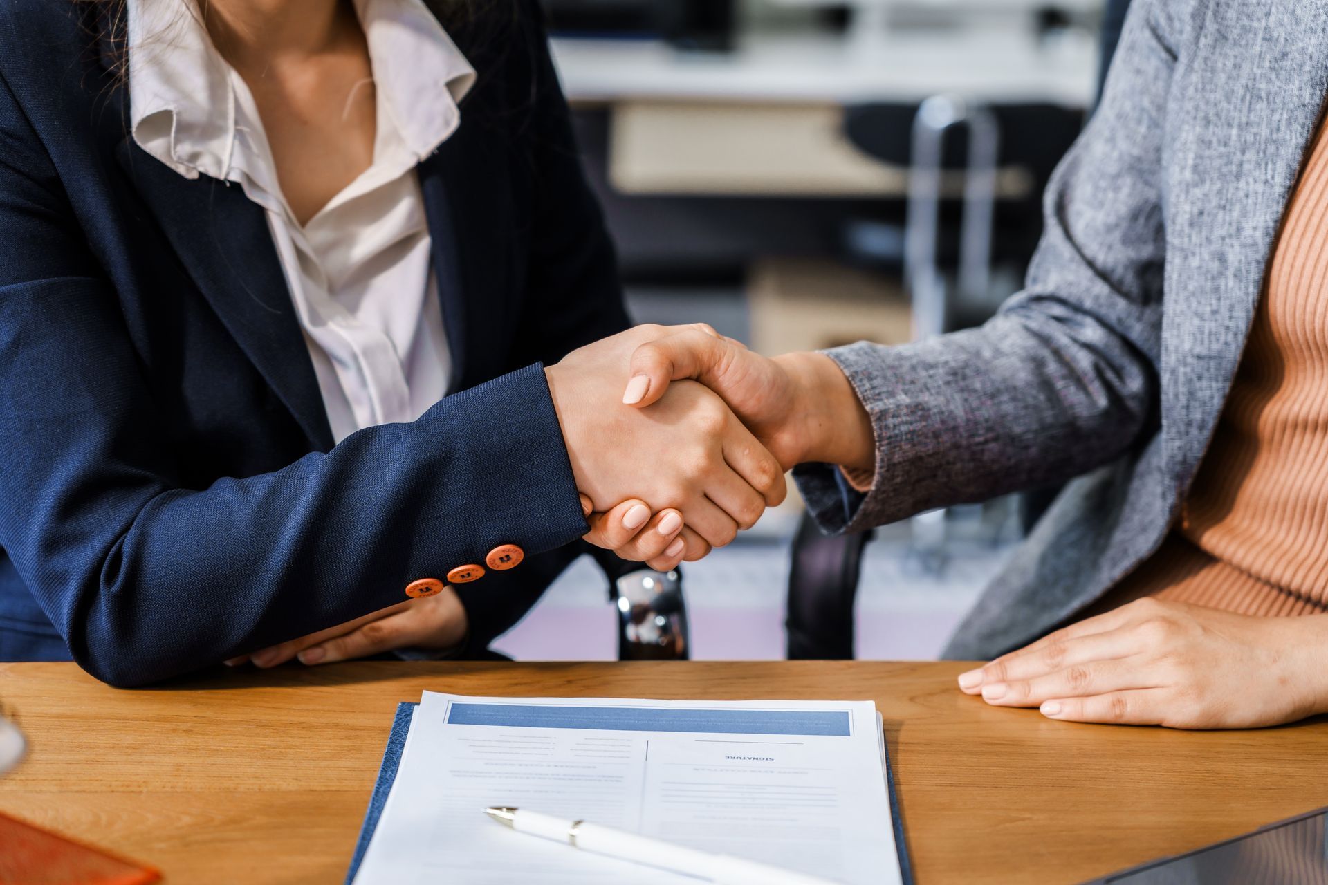 Une avocate et un client se serrent la main
