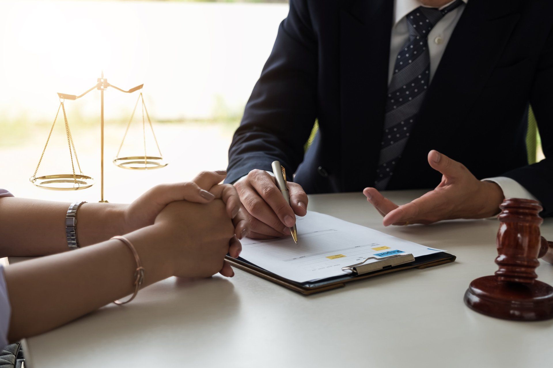 Un avocat explique un contrat à sa cliente