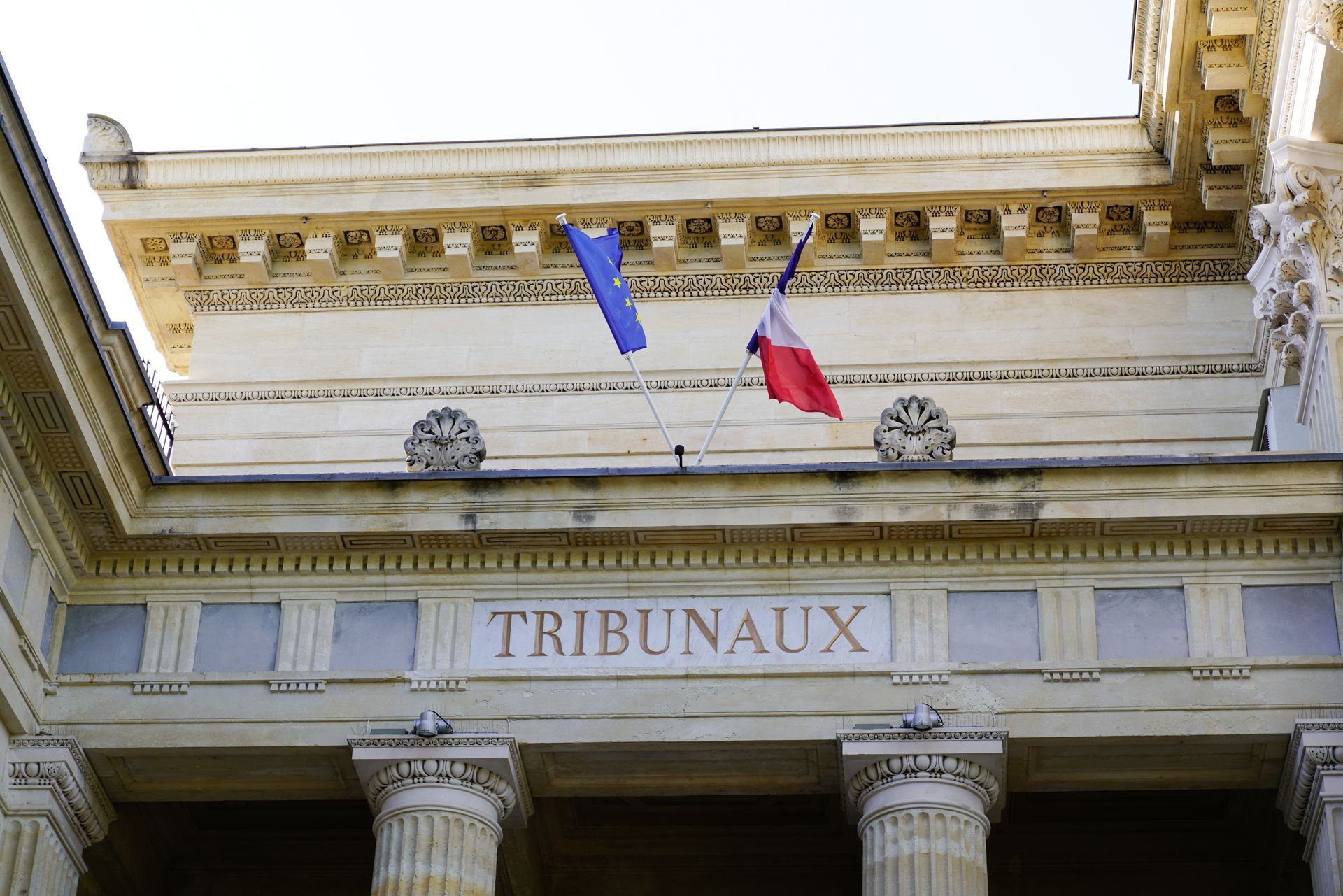 Tribunal avec drapeau européen et drapeau français