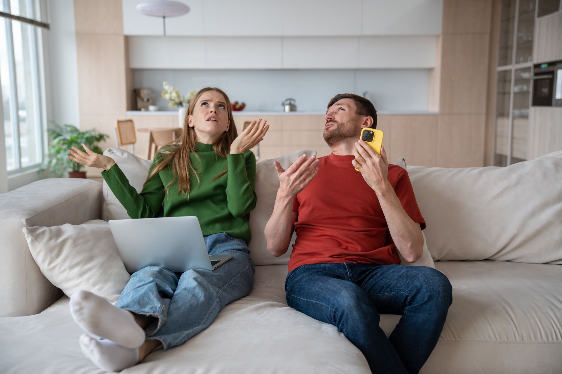 Couple dérangé par les nuisances du voisinage