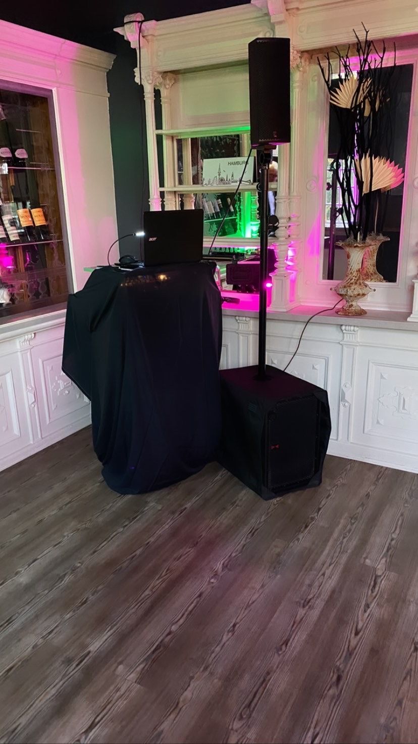 In der mitte des raumes steht ein dj-aufbau.
