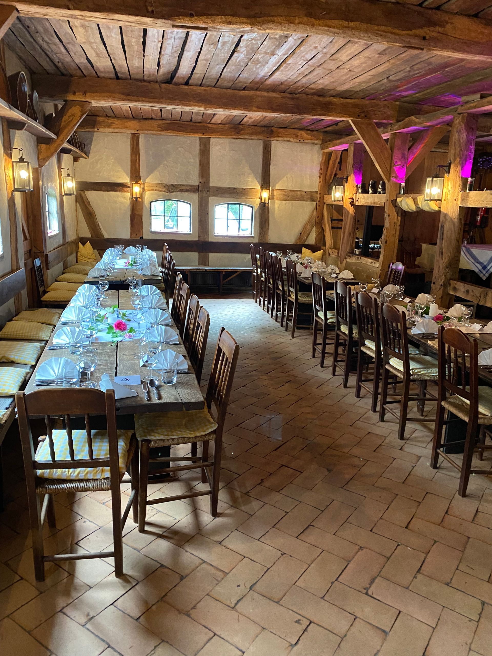 Ein großer Raum mit Tischen und Stühlen, die für eine Party aufgestellt sind.