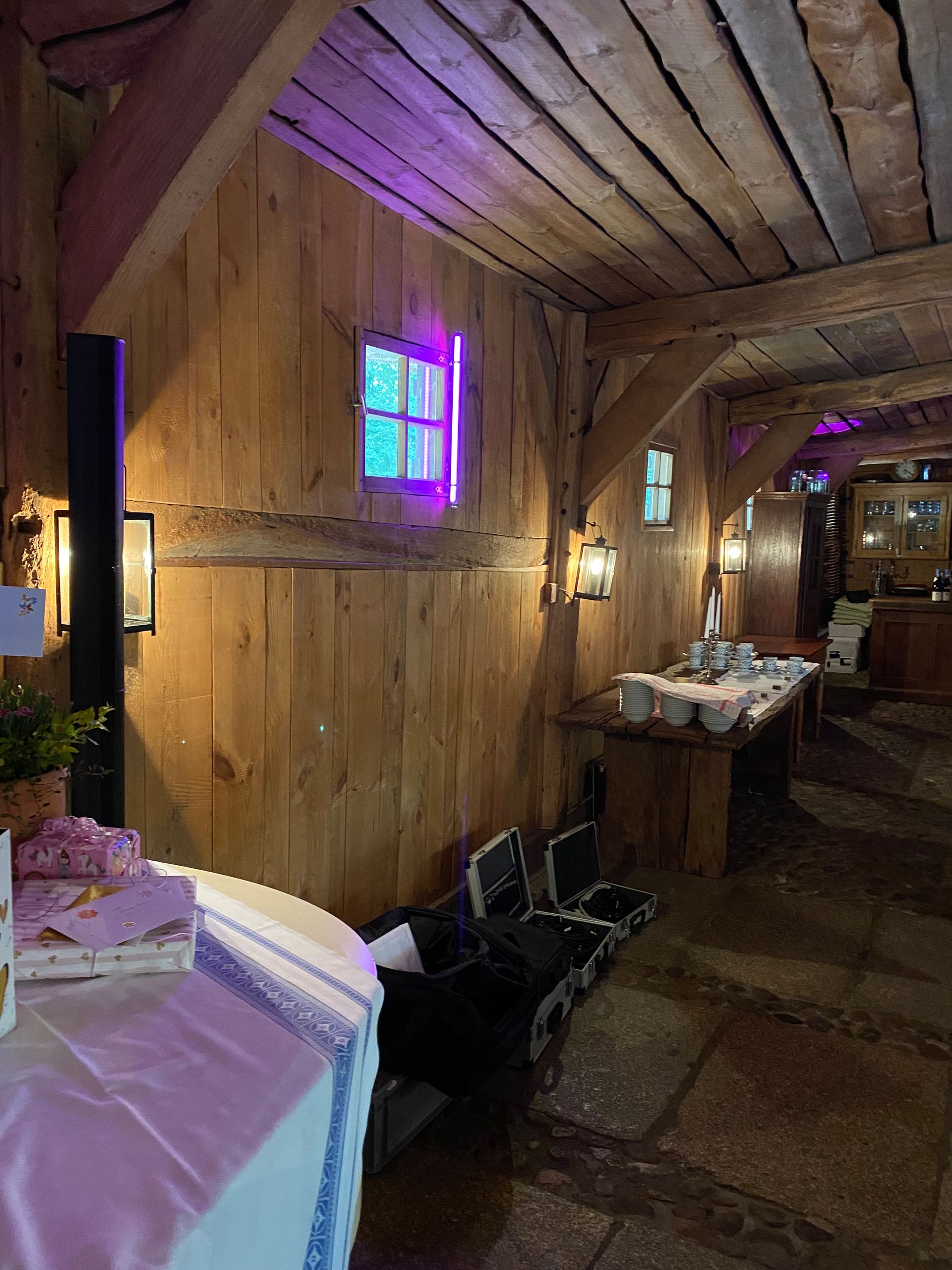 Ein Raum mit Holzwänden und einem violetten Licht an der Wand.