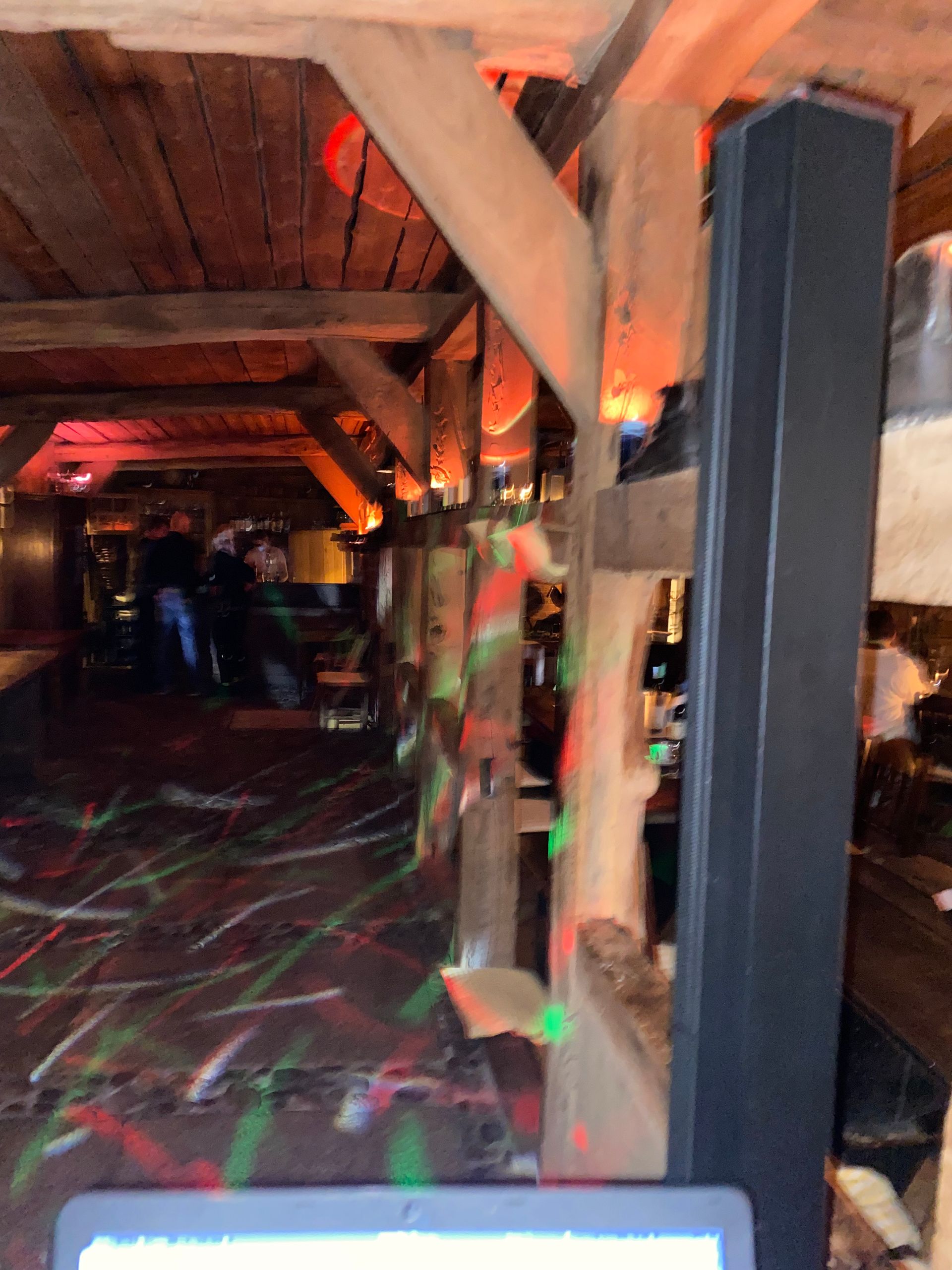 Ein Raum mit vielen Lichtern und einem Laptop im Vordergrund