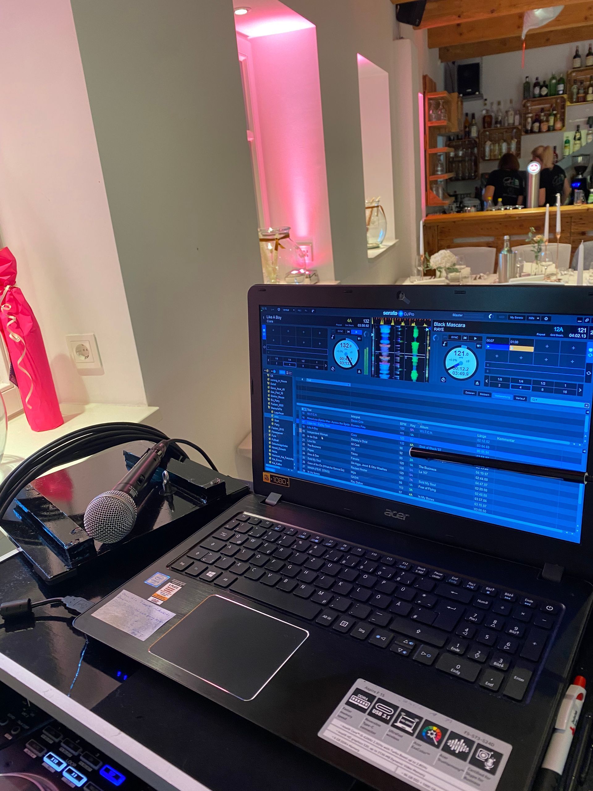 Auf einem Tisch steht ein Laptop neben einem Kopfhörer.