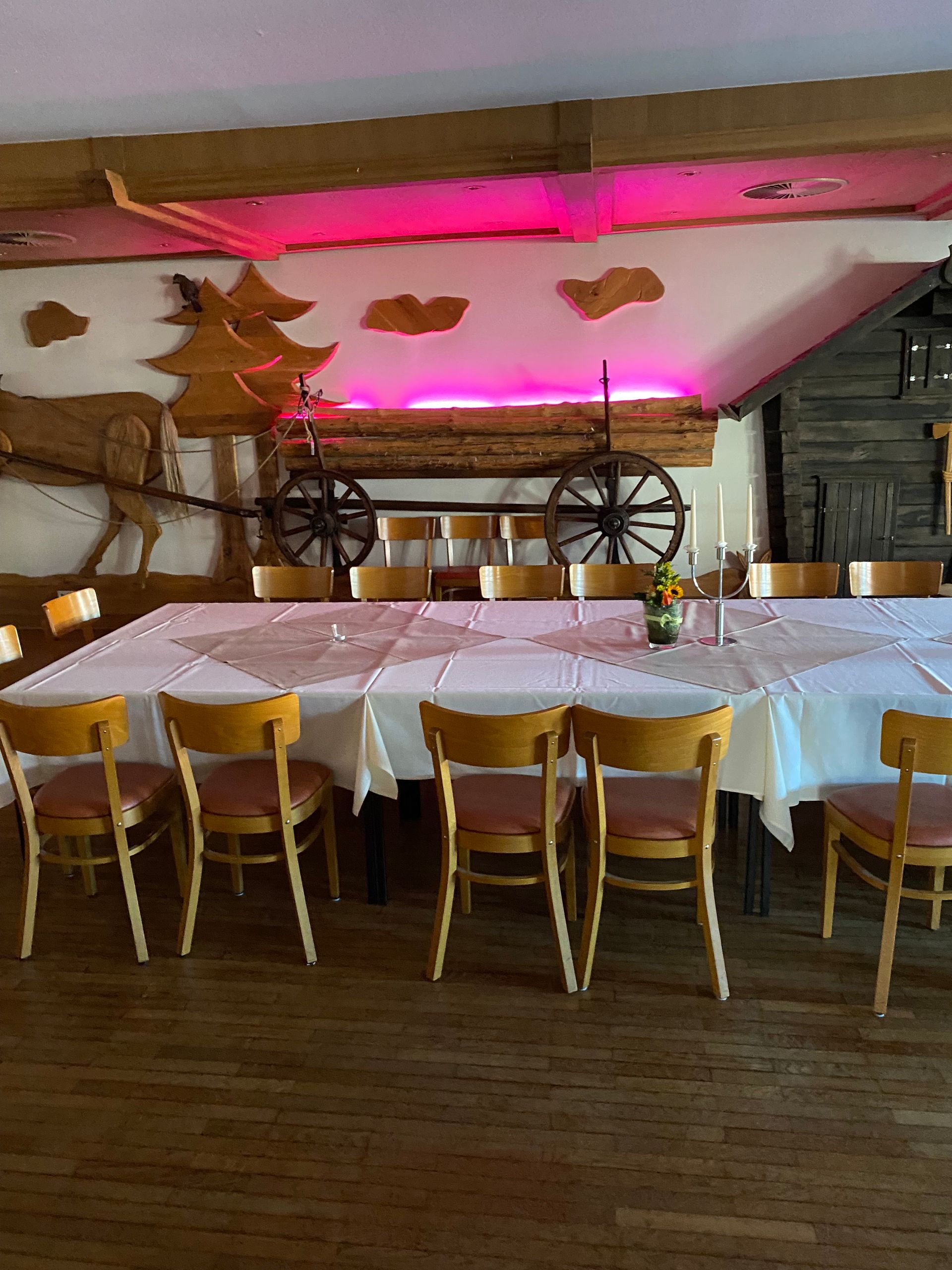 Ein Esszimmer mit einem langen Tisch und Stühlen