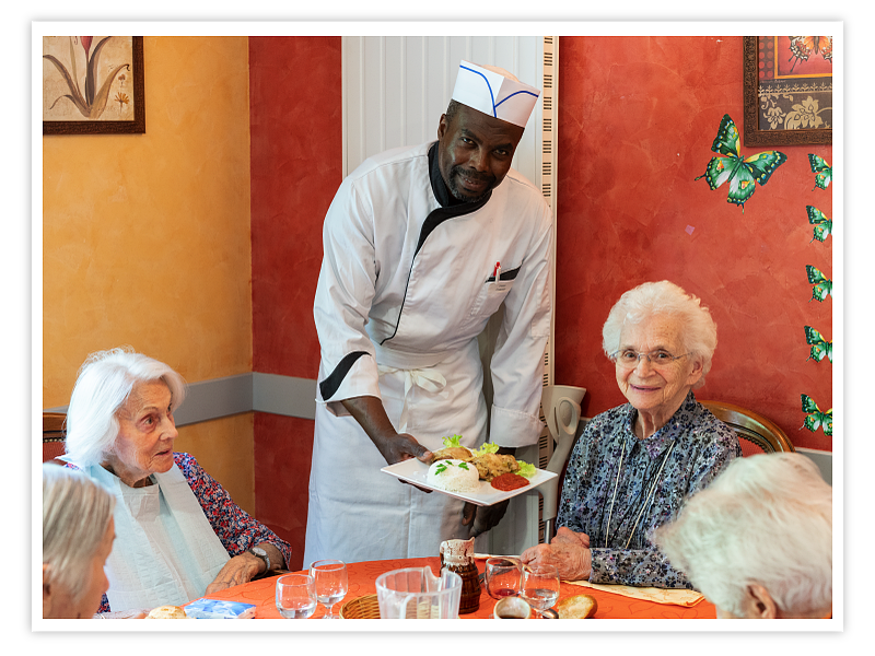 SOFIA_site_V1-08 Cuisinier qui sert des résidents