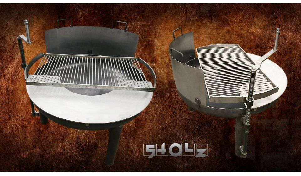 Zwei Edelstahl-Grillroste auf runden Holzkohlegrills vor braunem Hintergrund