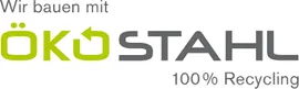 Logo für ÖKO STAHL mit grüner und grauer Schrift, dem Slogan „100% Recycling“ und dem darüber stehenden Schriftzug „Wir bauen mit“.