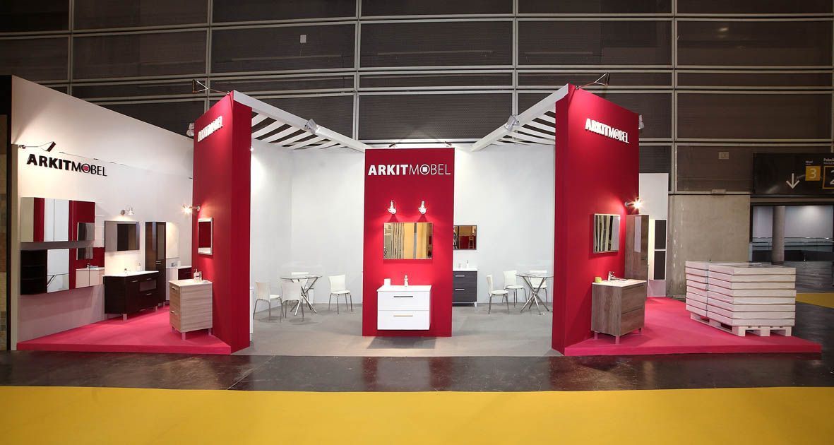 Una habitación grande con muchas paredes rojas y un suelo amarillo.