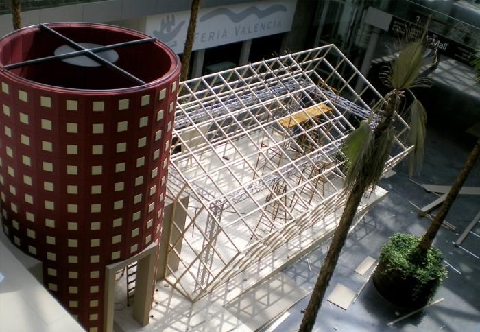 Una vista aérea de un edificio en construcción con un cartel que dice 'Costa Valencia'.