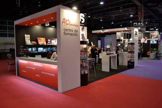 Un stand en una convención con alfombra roja