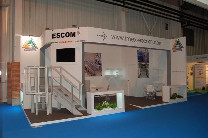 Una cabina de escom con escaleras y un televisor.