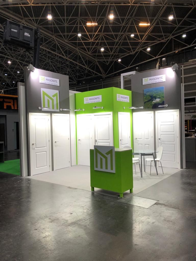 Una cabina verde y gris con la letra m en ella