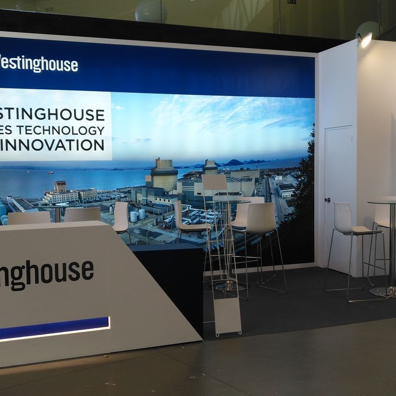 Una habitación con un cartel que dice Stinghouse.