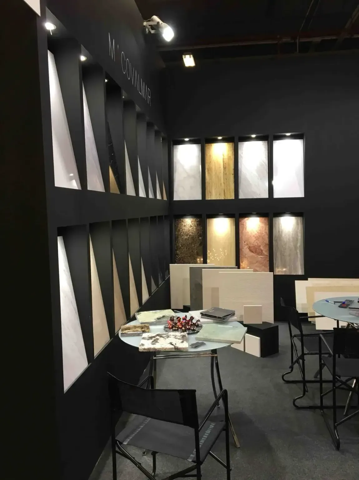 Una habitación con una mesa y sillas.