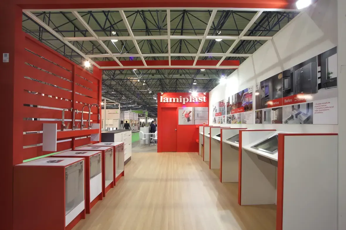 Una sala grande con muchas mesas y una pared roja.