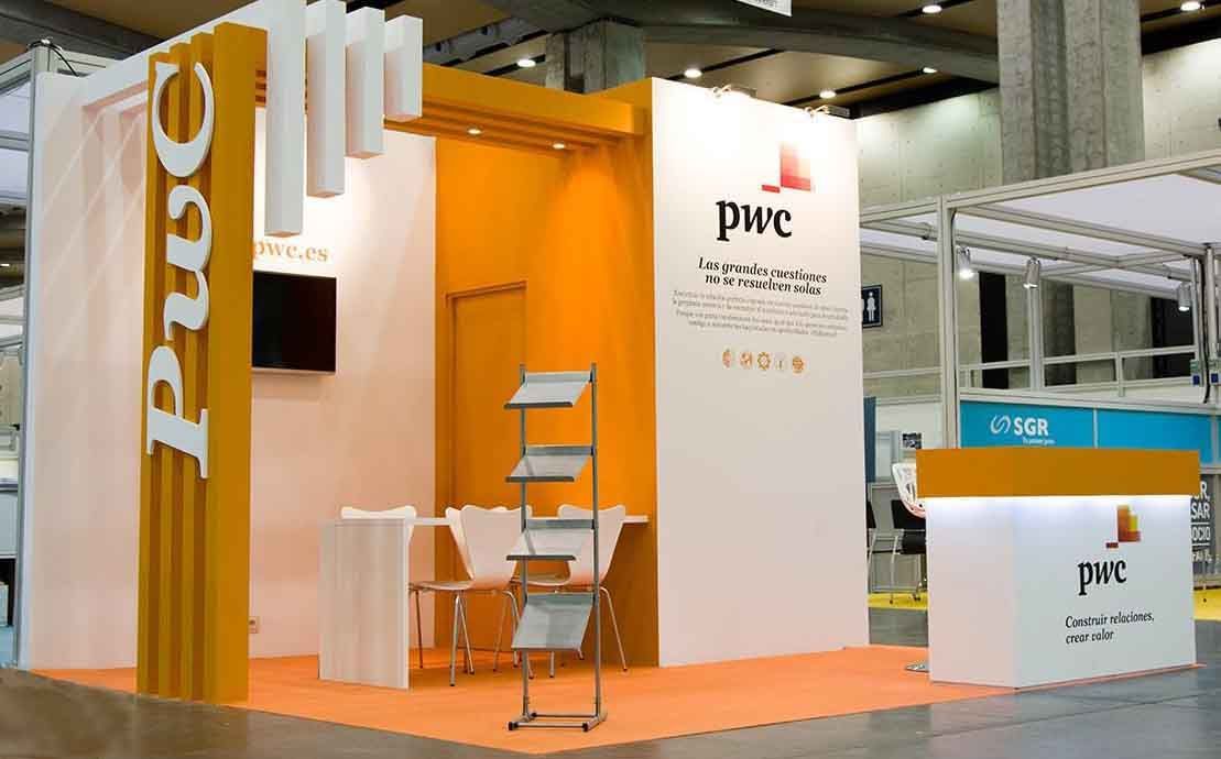 Un stand amarillo y blanco con la palabra PWC en él.