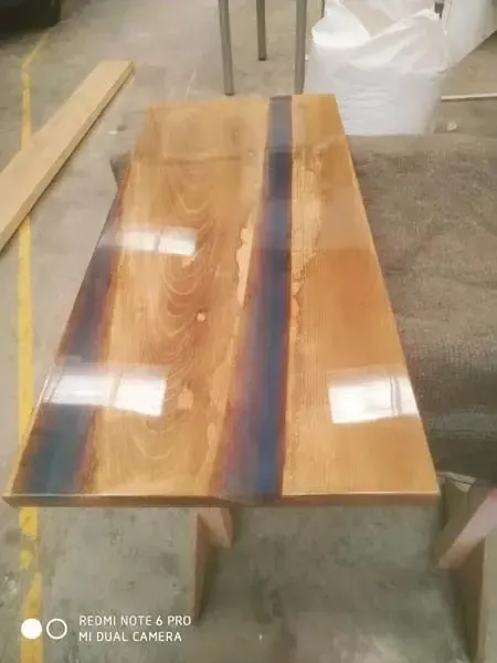 Una mesa de madera está colocada sobre un suelo de hormigón en un almacén.