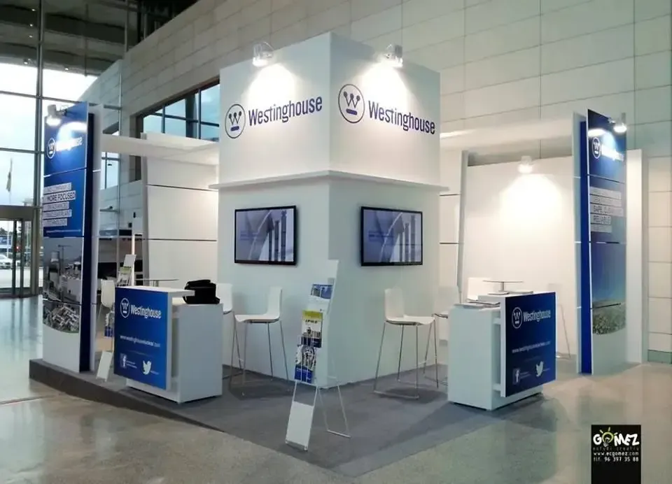 Un stand con un cartel que dice 'Westinghouse'
