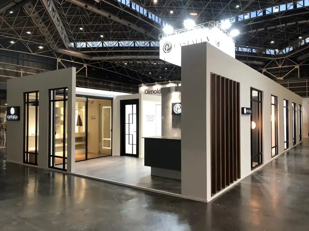 Una habitación grande con muchas ventanas y puertas.