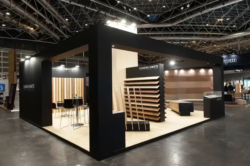 Una gran cabina negra con estantes y sillas de madera en una habitación grande.