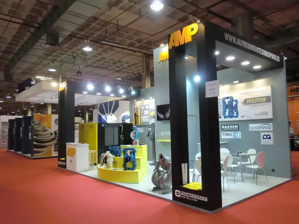 Un stand grande con la palabra